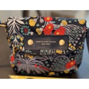 MARC BY MARC JACOBS Crossbody Bag Nylon Navy Floral print w/ adjust Strap EUC